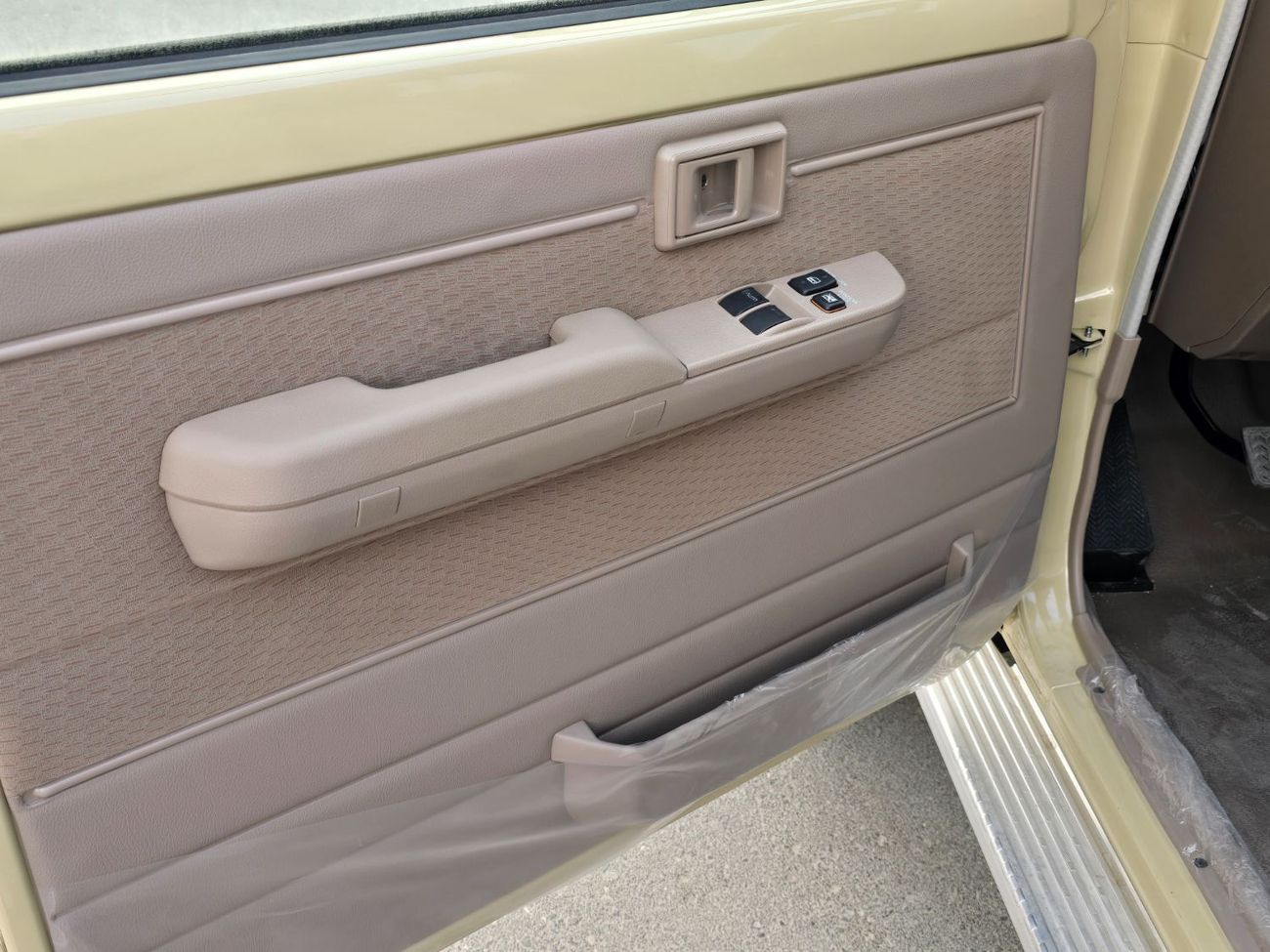 تويوتا لاند كروزر بيك آب MANUAL TRANSMISSION 4.0 PETROL DUAL FUEL TANKS 4.0 PETROL QUANTITIES AVAILABLE