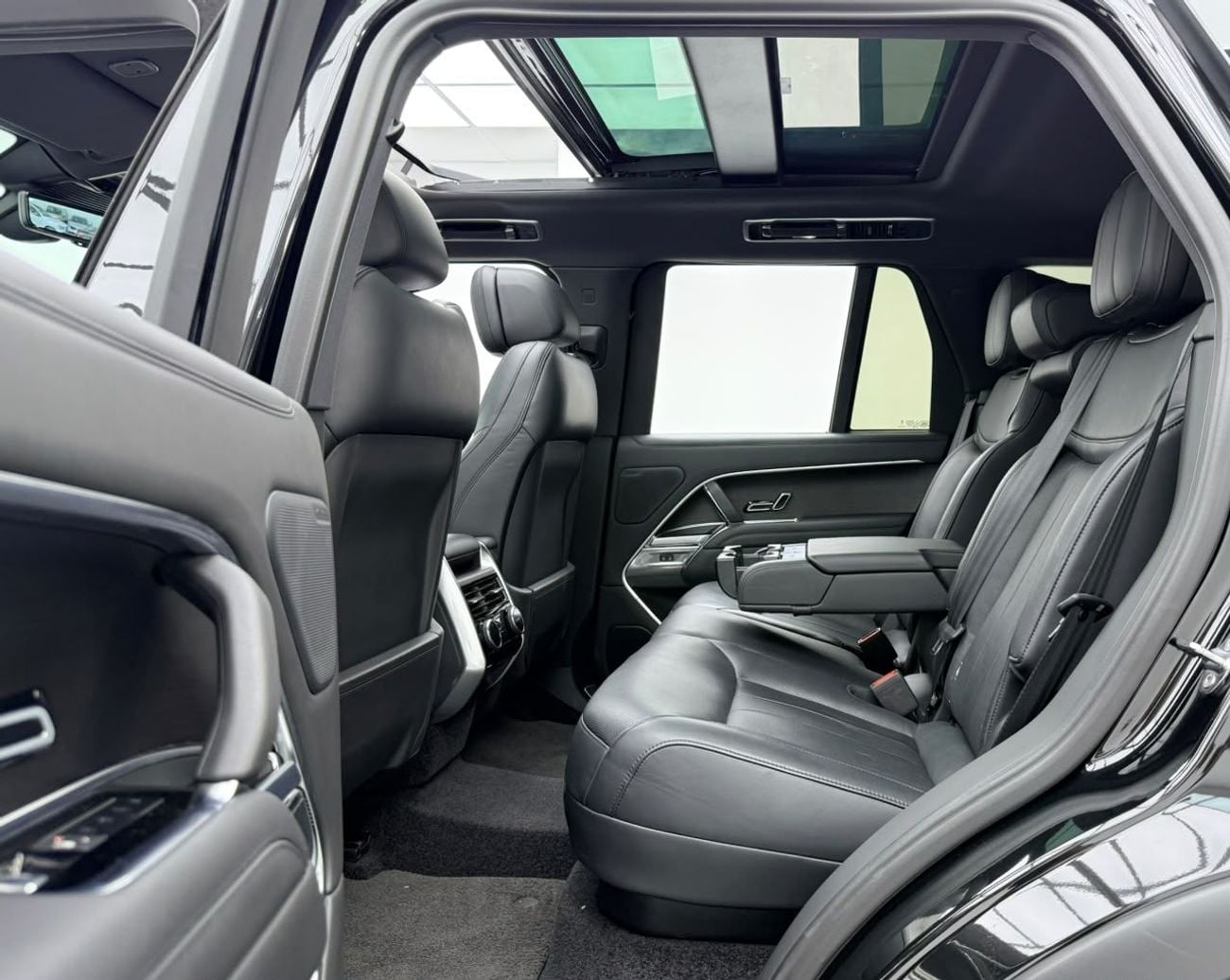 Land Rover Range Rover HSE P400 2024 Range Rover Vogue HSE P400, 2028 RR Warranty, Full RR Service History, Fully Loaded, GCC