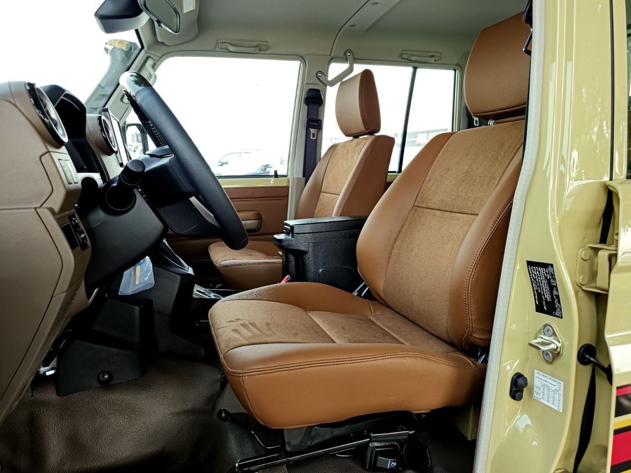 تويوتا لاند كروزر بيك آب TOYOTA LC79 PETROL DOUBLE CABIN 4.0 - FULL OPTIONS - AT - 2025 - BEIGE - OMANI