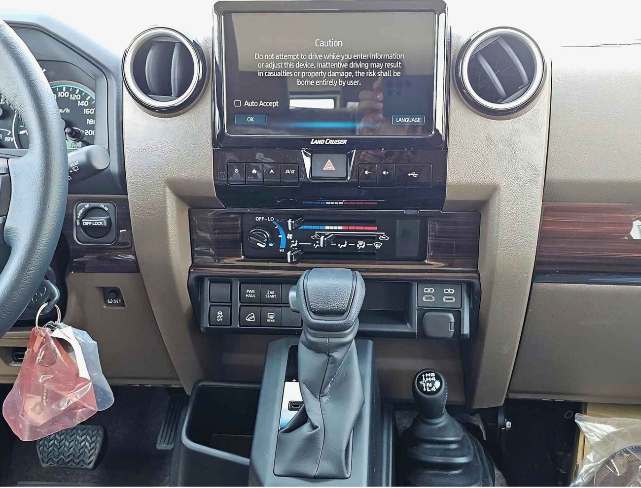 تويوتا لاند كروزر 70 4.0L PETROL / AT / DIFF LOCK/ WINCH SNORKEL / FULL OPTION (CODE # 68081)