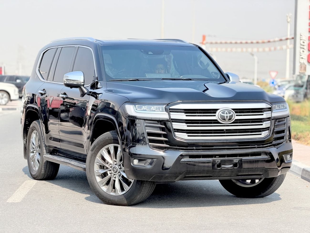 تويوتا لاند كروزر VXR تويوتا لاندكروزر LC300 SUV، محرك بنزين ثنائي التوربو سعة 3.5 لتر، 7 مقاعد، 5 أبواب، لون خارجي أسود، 