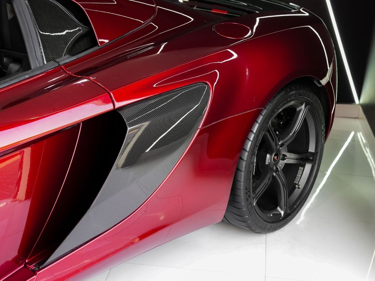 مكلارين 650S سبايدر نظام رفع، حزمة الكربون، نظام صوت ميريديان، مواصفات دول مجلس التعاون الخليجي!!