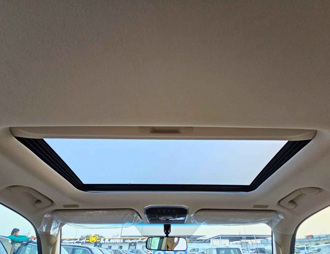 تويوتا لاند كروزر LC300 GXR / 3.3L V6 DIESEL / MID-STD DVD / DRIVER PWR SEAT / SUNROOF (CODE # GXR-G1)