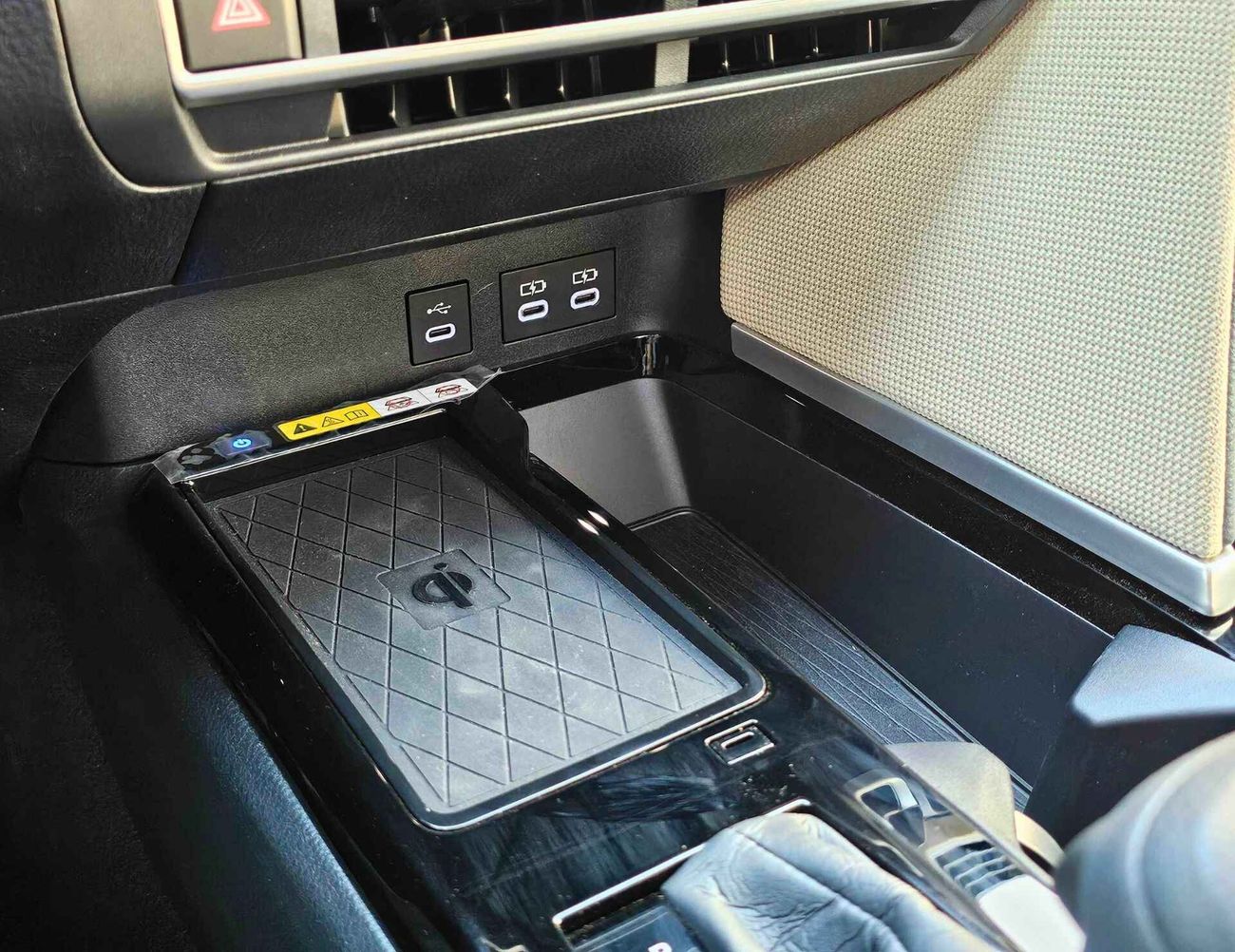 Toyota Camry E PLUS / HYBRID / 2.5L V4 PETROL / DRIVER PWR SEAT / SUNROOF (CODE # E PLUS)