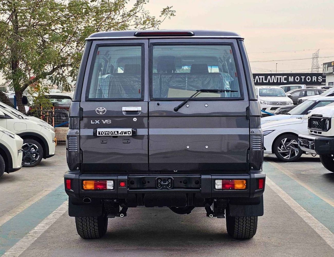 تويوتا لاند كروزر 70 LX LC76 / 4.0L PETROL A/T / DIFFLOCK / WINCH, SNORKEL / REFRIGERATOR / OVER FENDER (CODE # 76PAF)