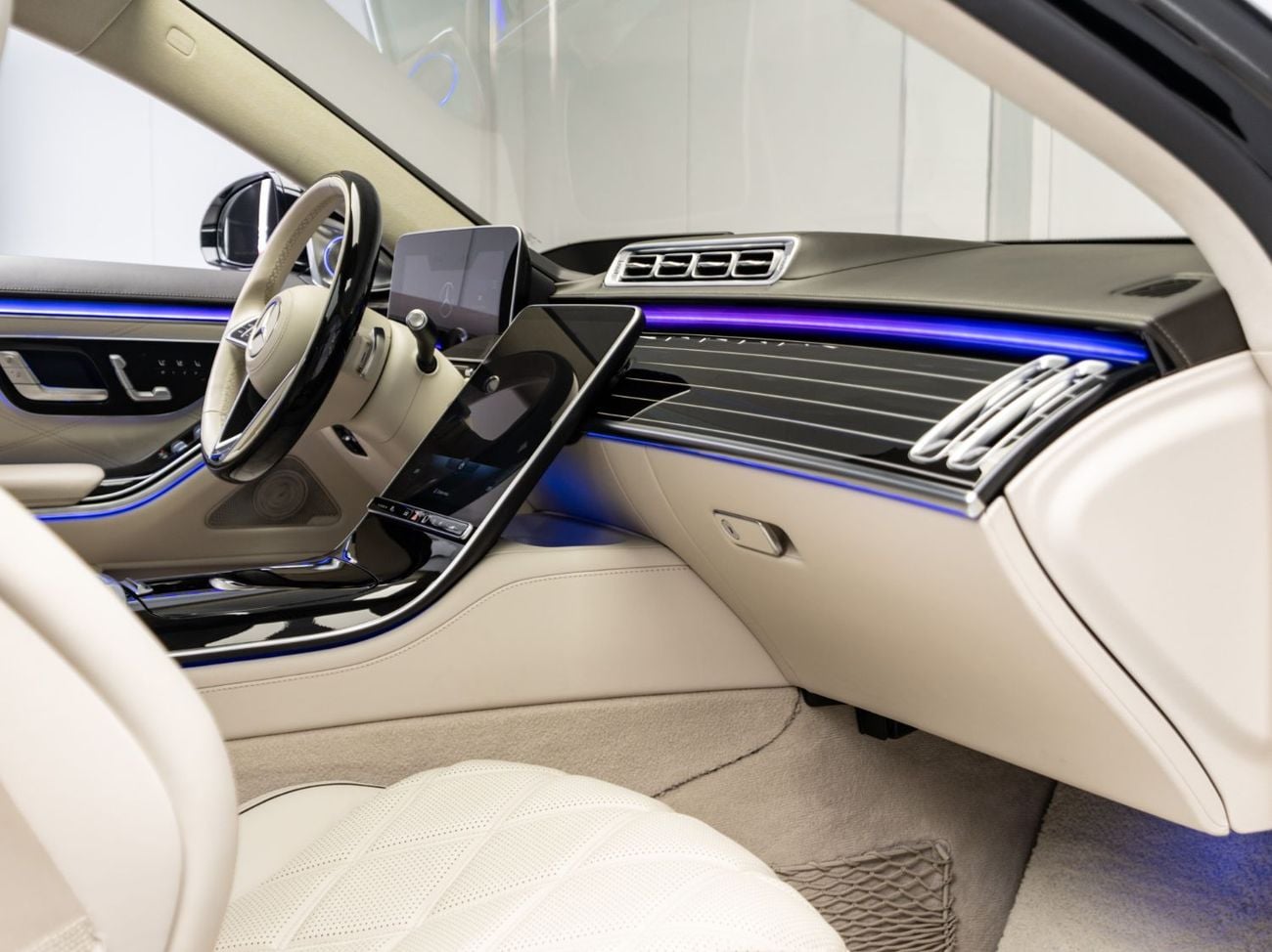 Mercedes Maybach S680 Maybach BUY NOW, PAY 2027 | THE BLACKLINE STANDARD | 2027 Mercedes Warranty + Service Contract, Low KMs, GCC