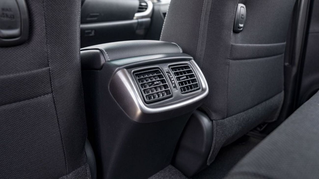 تويوتا هيلوكس Toyota Hilux Sr5 2.4L Diesel 2024 full option for export only