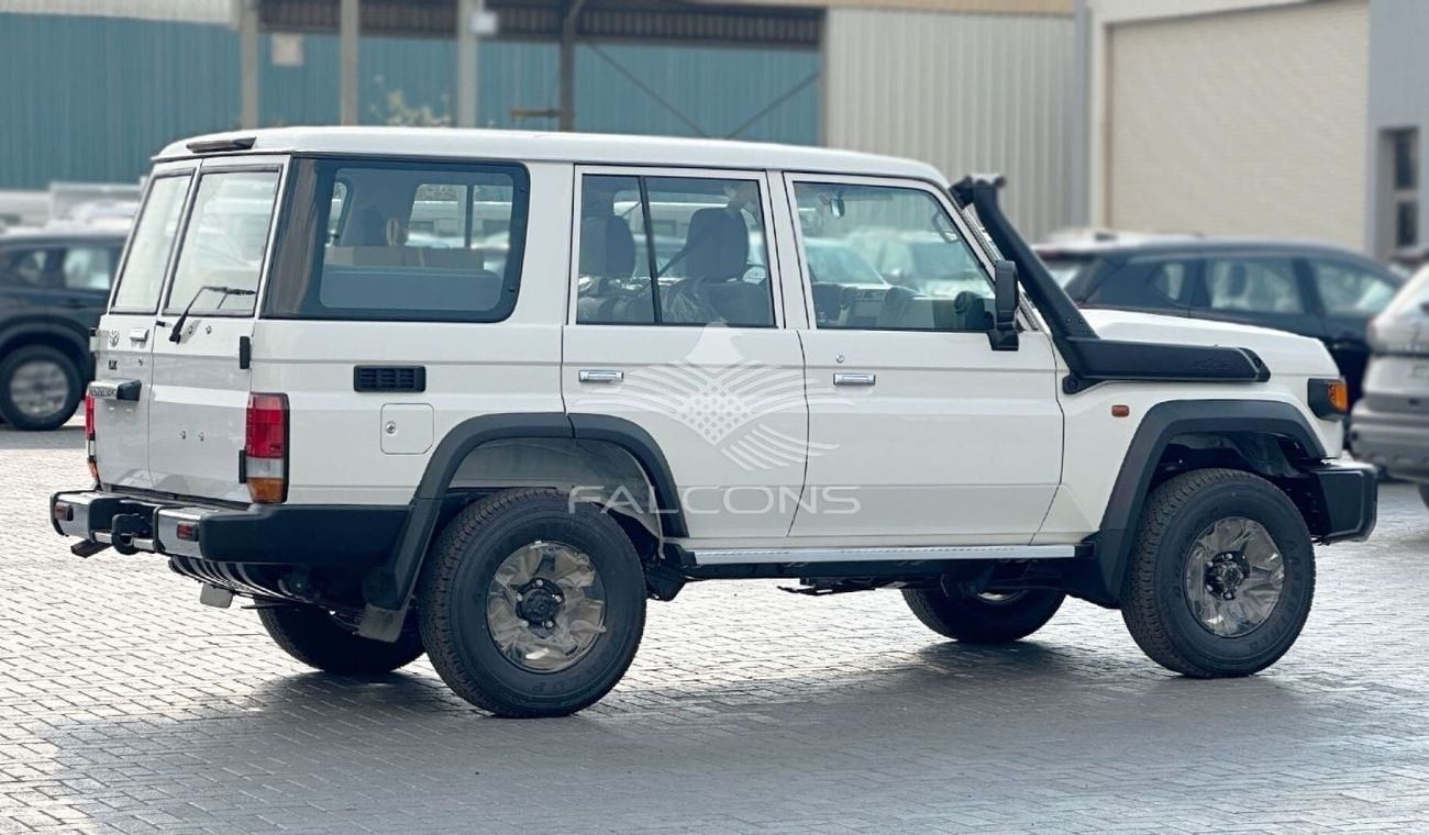 Toyota Land Cruiser 70 Toyota/LC76 DSL 2.8L AT/000D0 4X4 DELUXE. 9 seater