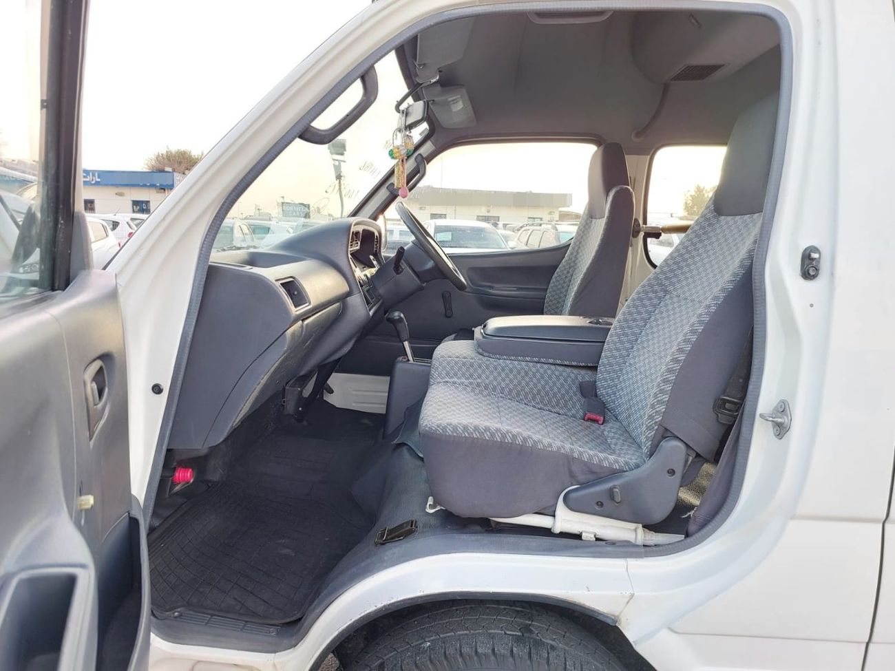 تويوتا هاياس TOYOTA HIACE COMMUTER VAN RHD 2003 MODEL 3.0 L DIESEL AUTOMATIC(PM03773)