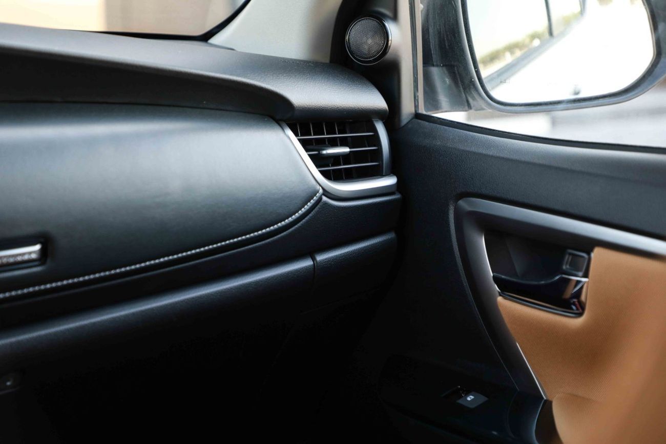 تويوتا فورتونر 2025 Toyota Fortuner GXR 4.0 - Platinum White inside Beige | Export Only