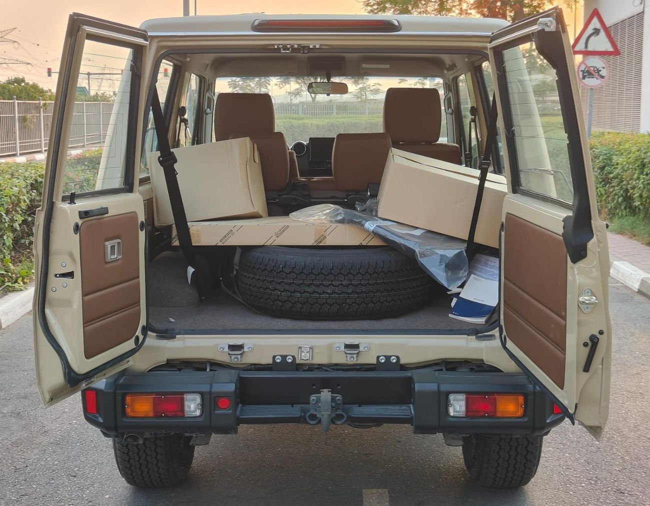 تويوتا لاند كروزر 70 2024 Toyota Land Cruiser LC71 LX (3-Door) Hardtop 4.0L V6 Petrol A/T 4x4 Export Only