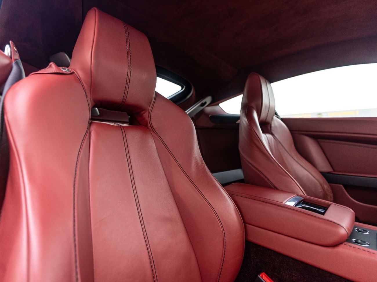 أستون مارتن فانتيج V8 Standard