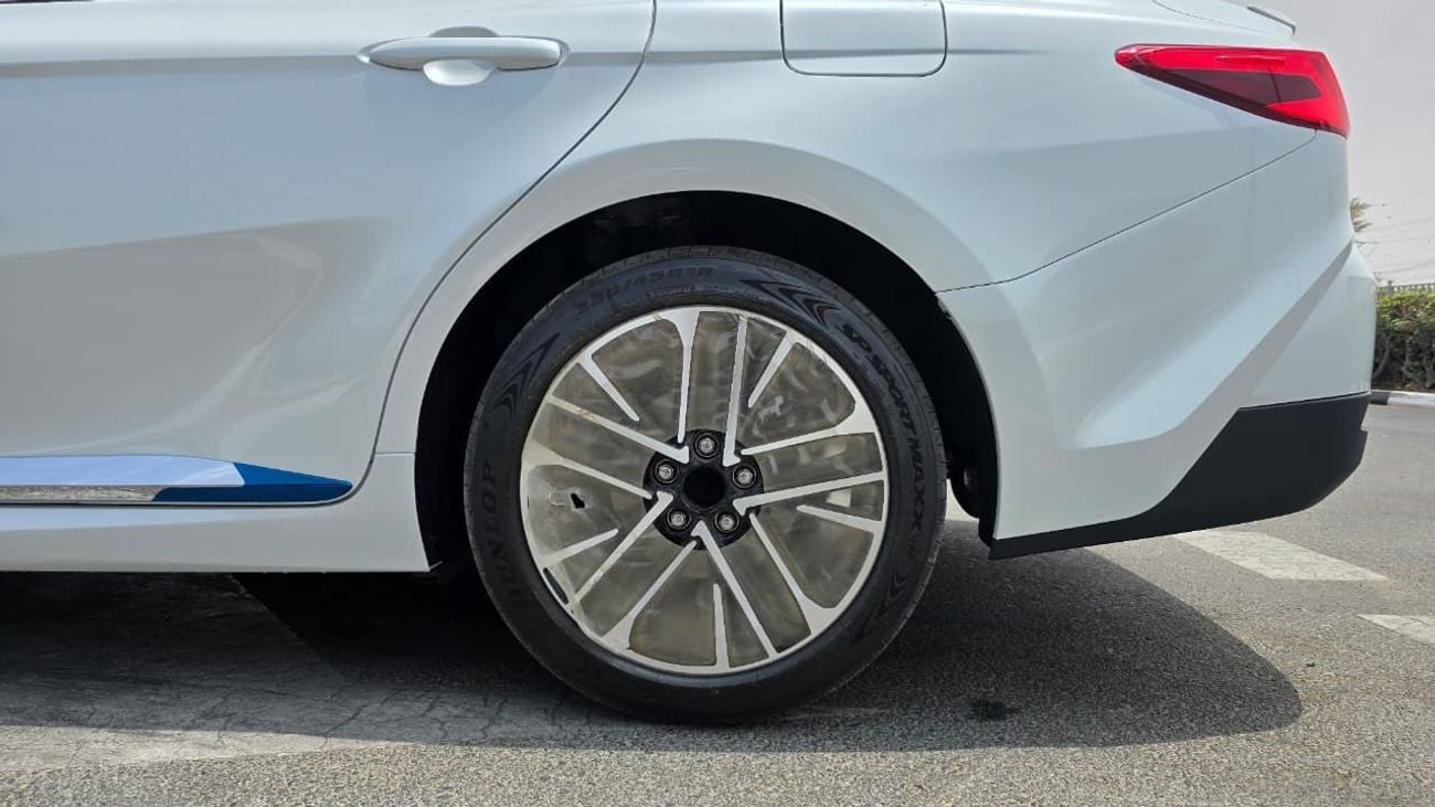 Toyota Camry XLE 2.5L Hybrid