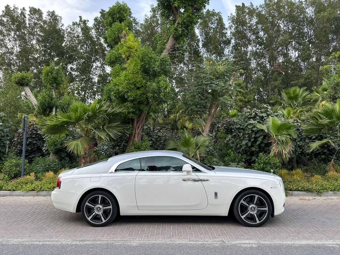 رولز رويس واريث 2015 Rolls Royce Wraith | GCC Specs | 6.6L V12 | 624 HP | 66k KM | WHITE/RED | Starlight Headliner |