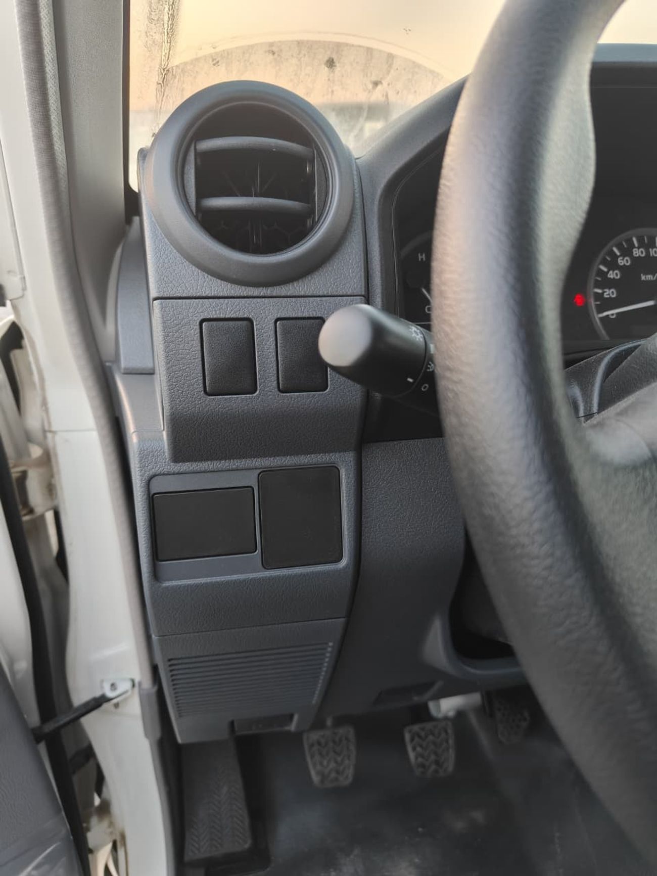 Toyota Land Cruiser 70 2025 Toyota Land Cruiser LC76 5-Door Hardtop without Diff-Lock 4.2L 6-Cyl Diesel M/T Export Only