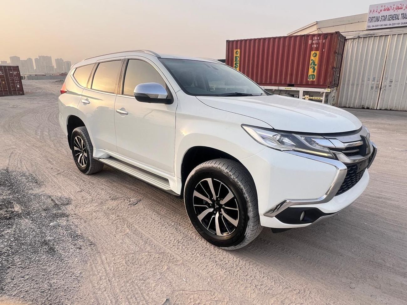 ميتسوبيشي باجيرو diesel 2.4 liter ,right hand drive only for export available ,full options