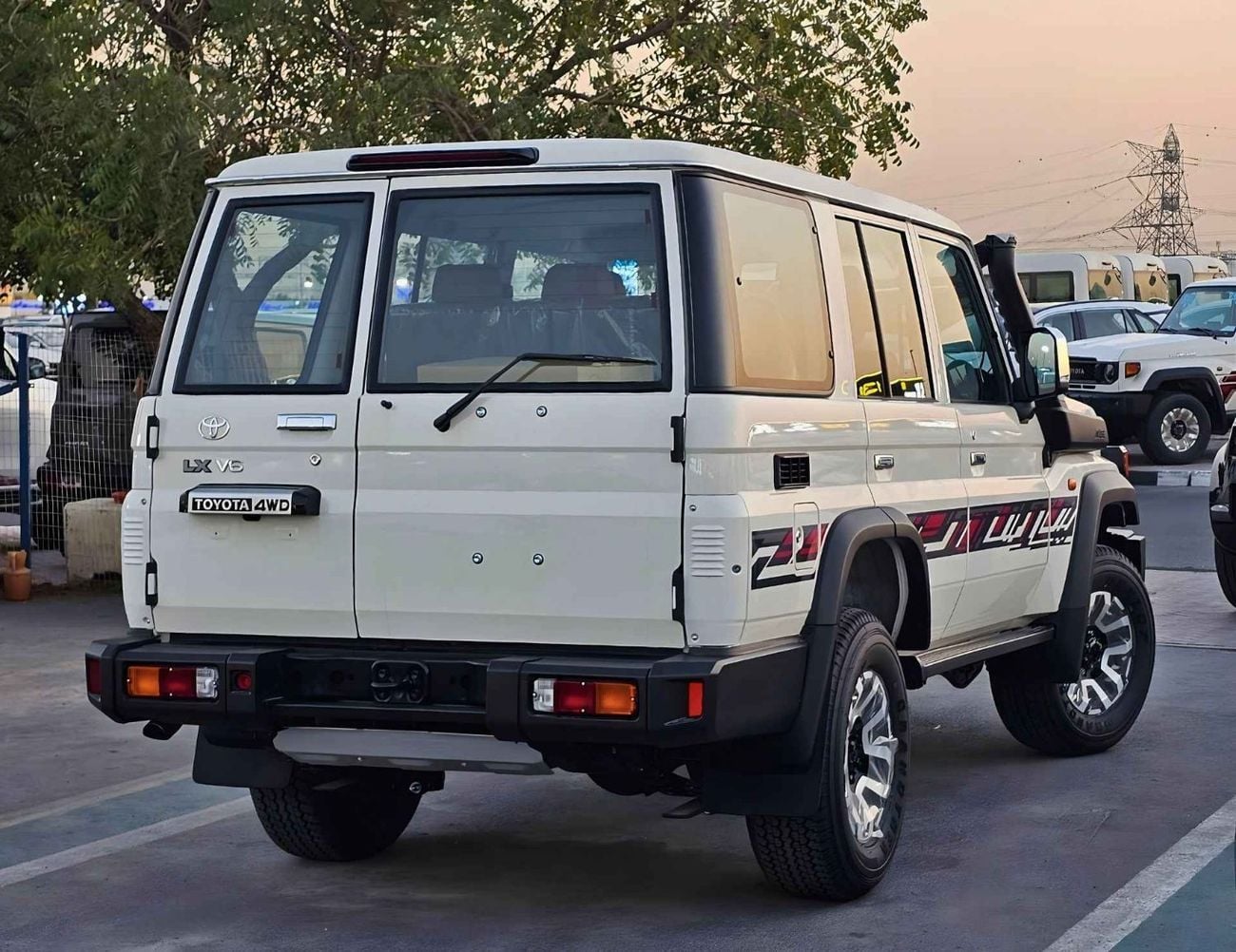 تويوتا لاند كروزر 70 LX LC76 5 DOORS / 4.0L V6 PETROL A/T / LEATHER SEATS / DVD+CAMERA / PWR WINDOWS & LOCKS (CODE # H76P