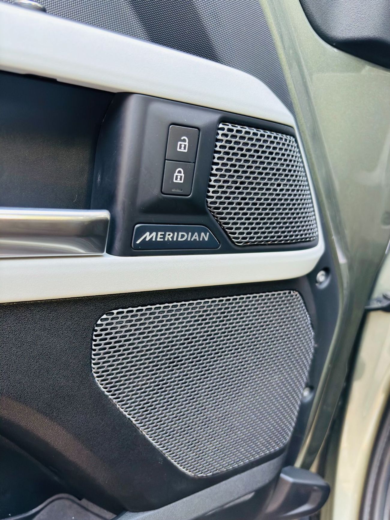 Land Rover Defender P300 110 2.0L (5 Seater)