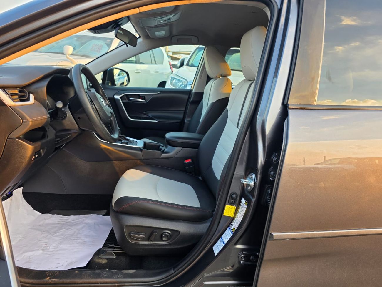 Toyota RAV4 2022 Model XLE hybrid engine Push , AWD and leather seats