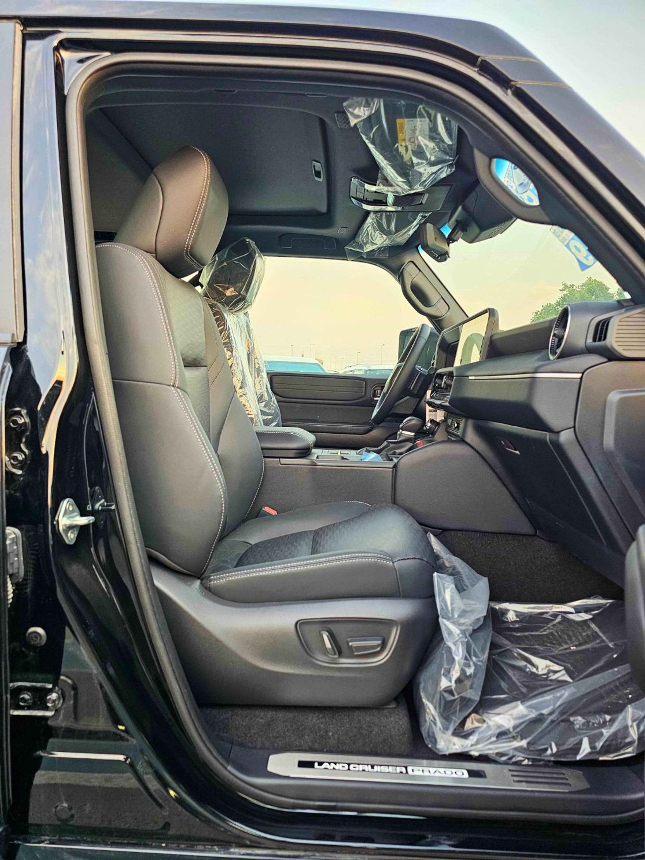 تويوتا برادو TURBO LUXURY / 2.8L DIESEL V4 / RADAR / LEATHER WITH MEMORY SEATS / (CODE # PDLX2)