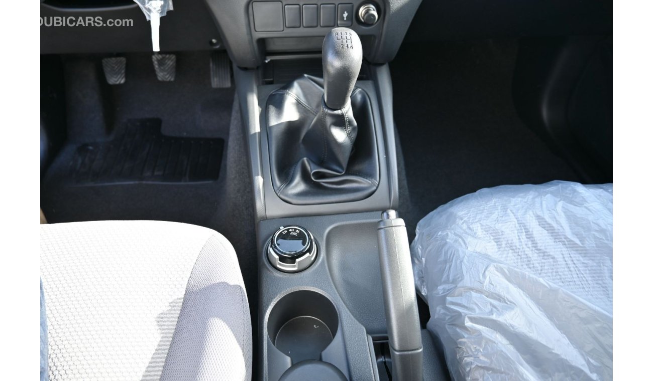 Mitsubishi L200 Mitsubishi L200 Double cab 2.4L Diesel, Pickup 4WD 4 Doors, Manual Transmission, Color Gray, Model 2