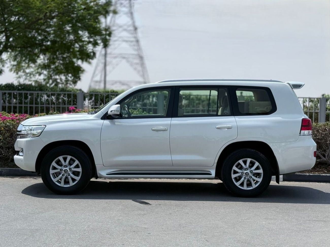 Toyota Land Cruiser EXR 4.0L 4WD LAND CRUISER EX.R V6 | GCC SPECS | YEAR: 2017 | KMS: 218,000 | FULL-SERVICE HISTORY