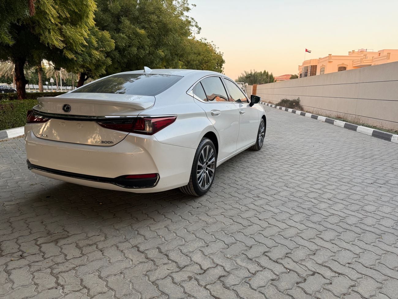 لكزس ES300h full Option 2024 Hybrid