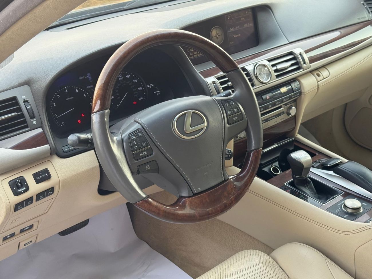 لكزس LS 460 كبيرة / محرك V8 سعة 4.6 لتر / مصابيح زينون ثلاثية / مقاعد تبريد وتدفئة / أبواب ناعمة الإغلاق / بحالة