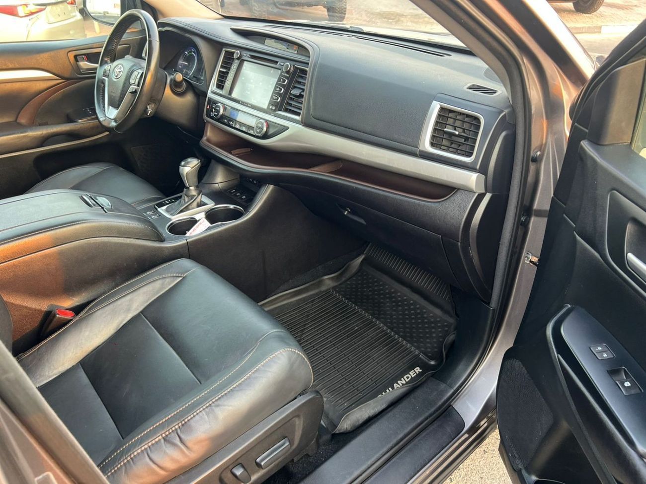 Toyota Highlander 2017 Toyota Highlander Hybrid XLE Full option -3.5L-V6-AWD 4x4 - Rear CAM-Sunroof-Leather seat