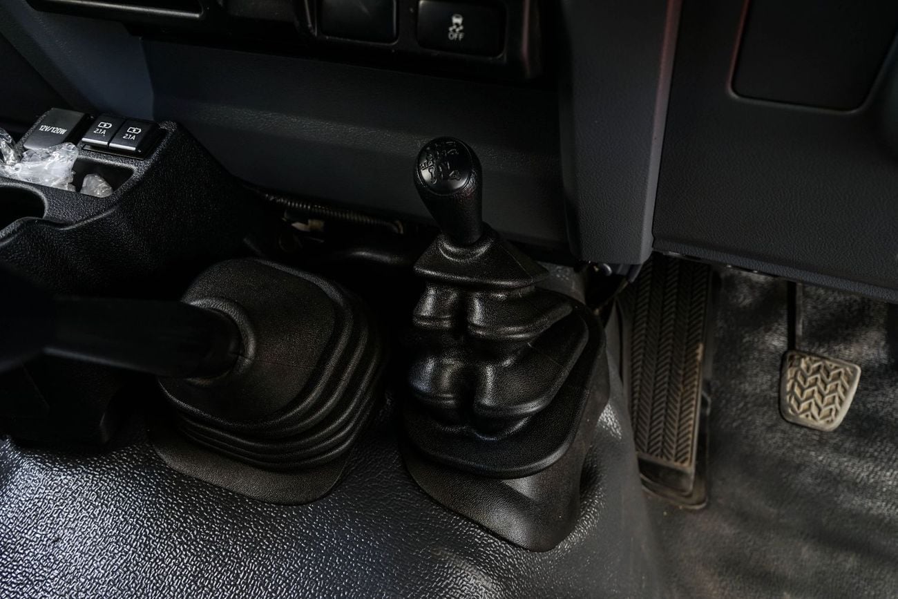 تويوتا لاند كروزر بيك آب The Toyota Land Cruiser Pickup (specifically the 70 Series/LC79) is a legendary, heavy-duty 4x4, ren