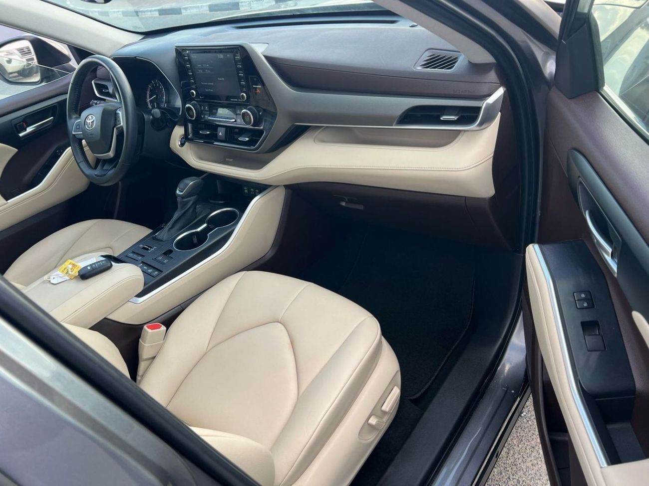 تويوتا هايلاندر 2022 TOYOTA HIGHLANDER XLE   3.5L V-6 //   4 WHEEL DRIVE 4X4 // SUNROOF //  PUSH START   // LEATHER