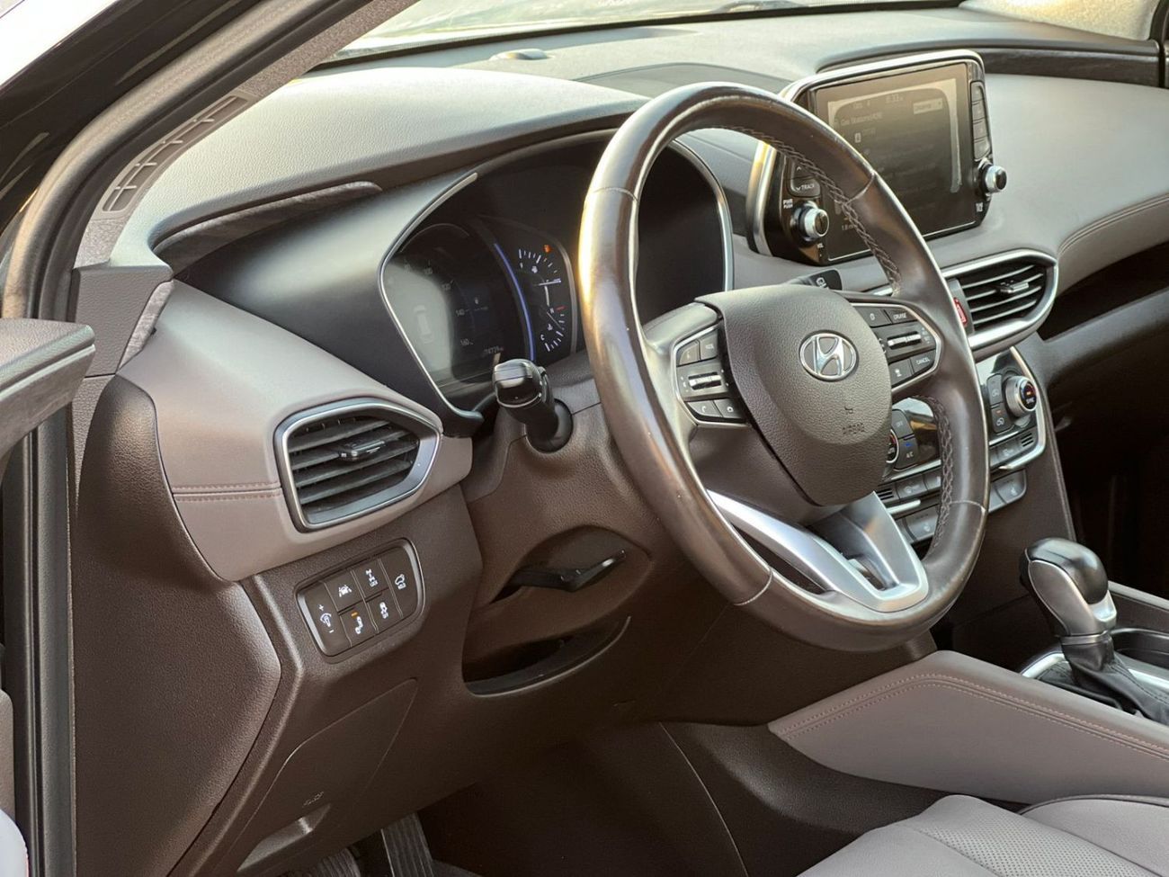 Hyundai Santa Fe 2019 Hyundai Santa - Full Option - 2.4L - V4 - Panoramic View - Push Start - Leather and Electric-36