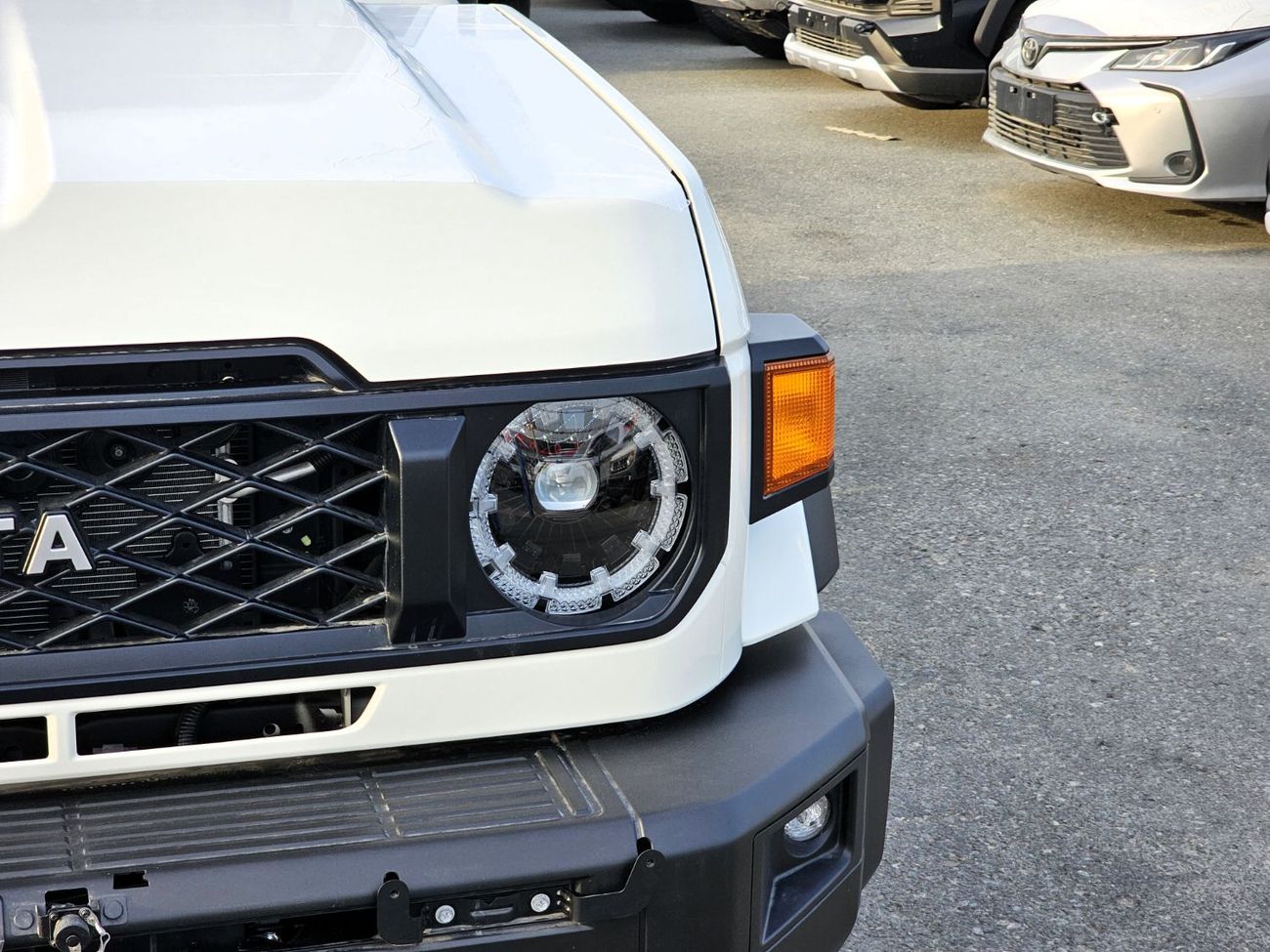 تويوتا لاند كروزر TOYOTA LC79 SINGLE CABIN DIESEL Z AUTO 2.8 V6 - 2025 MODEL - WHITE INSIDE TAN - OMANI