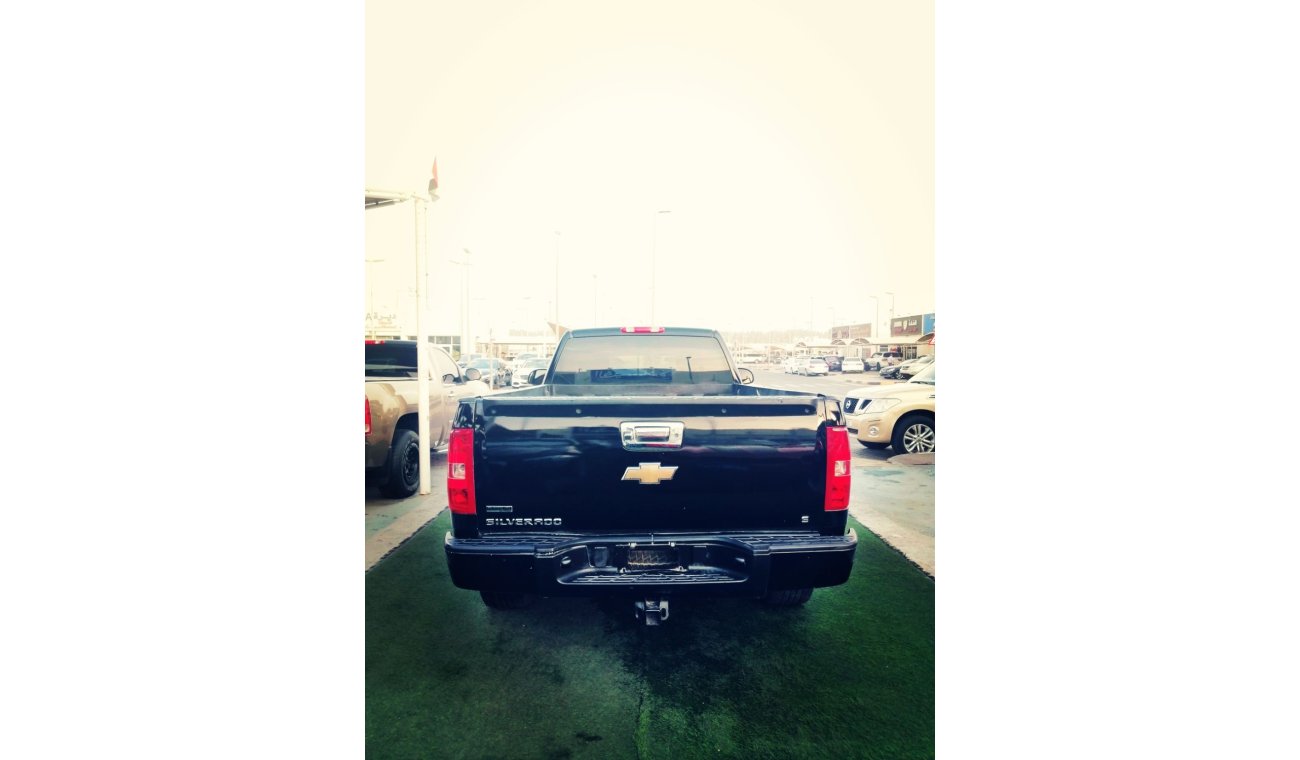 Chevrolet Silverado 2011 Chevrolet Silverado, one cabin, in good condition