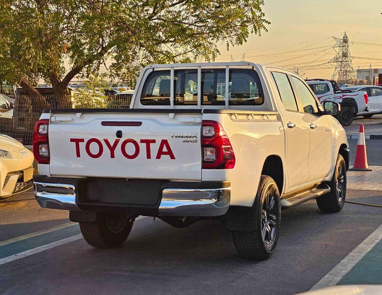 تويوتا هيلوكس SR5 WIDE BODY / 2.4L V4 DIESEL M/T / DVD CAMERA / PUSH START / FULL OPTION (CODE # HDMH2)