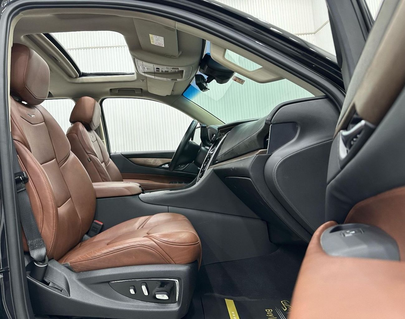 كاديلاك إسكالاد Std 6.2L 2019 Cadillac Escalade, 6.2 V8 4WD, 420bhp, 10 Auto Speed Gearbox. AED 199,000 or AED 3,117