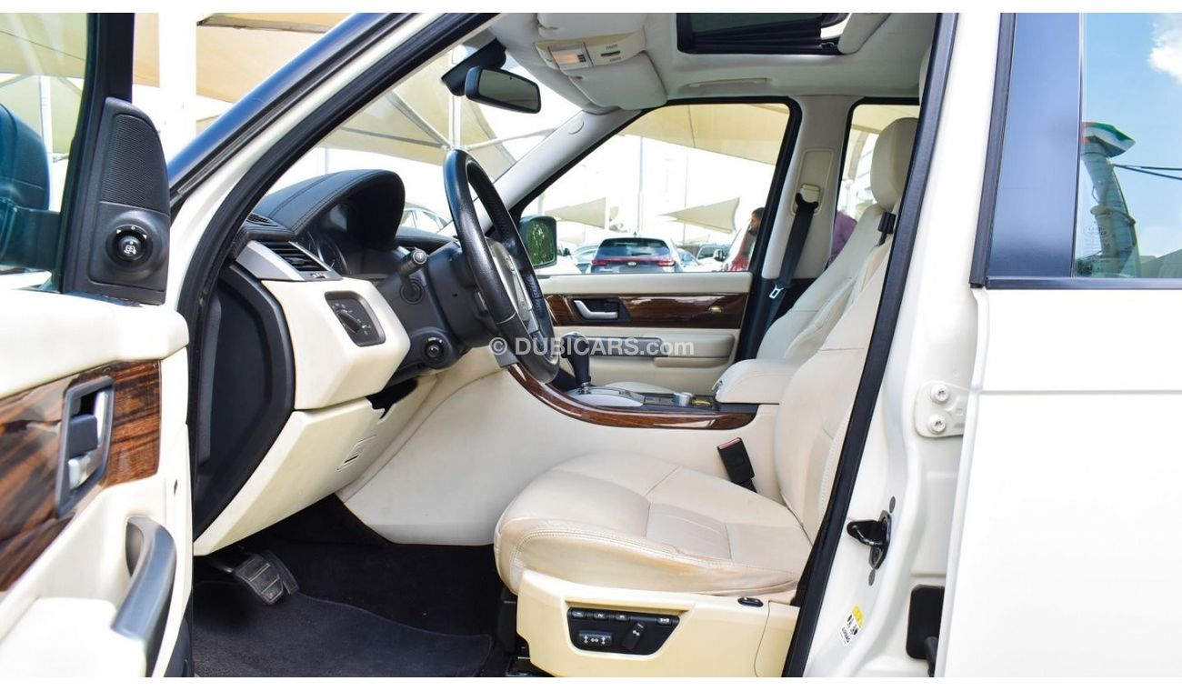 Land Rover Range Rover Sport 2009 Gulf model, white color, beige interior, one number, leather hatch, fixed control wheels, rear