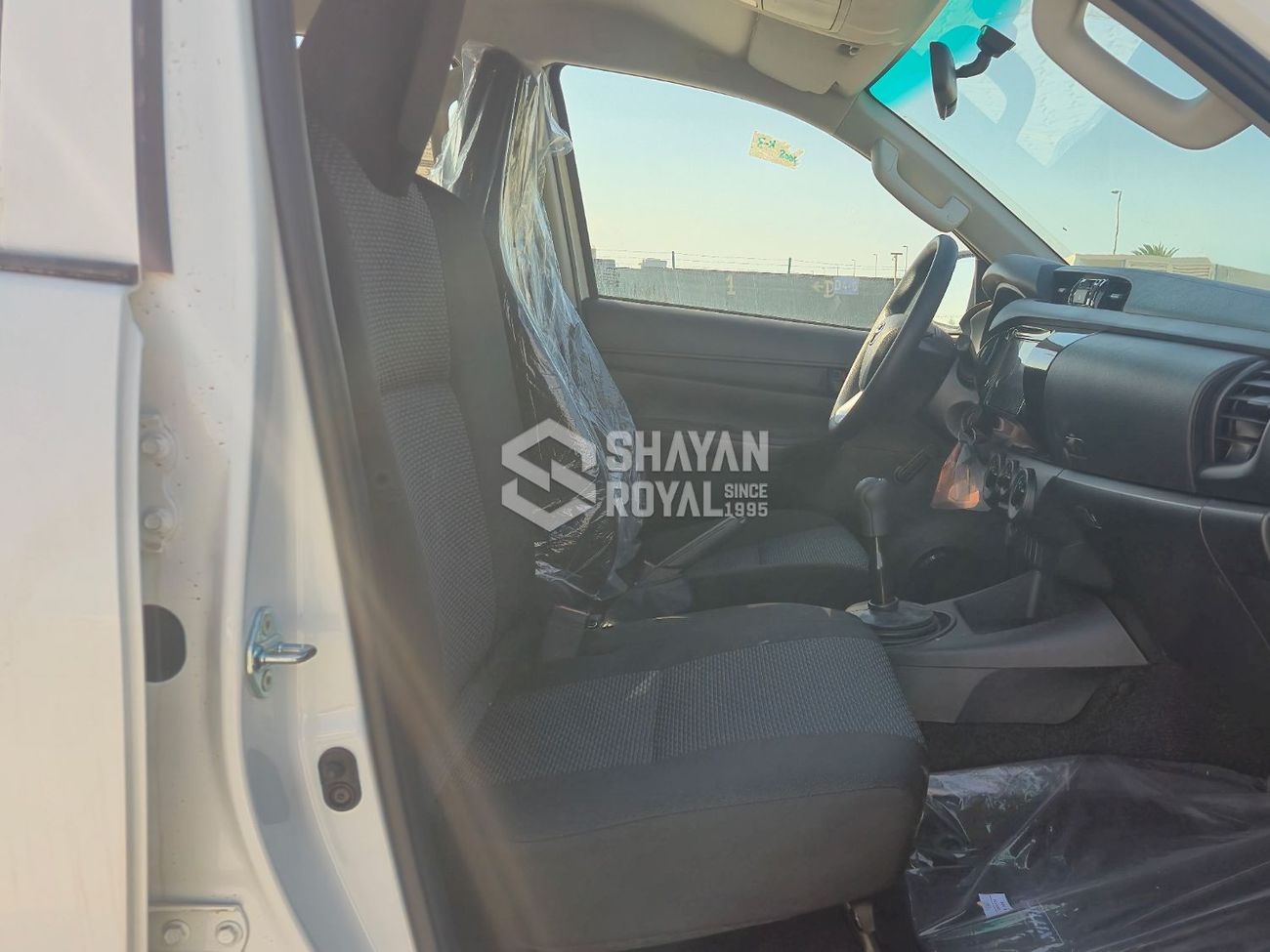 تويوتا هيلوكس 2.4L DIESEL DLX-STANDARD 4WD MT DC 6-SEATS 2026MY