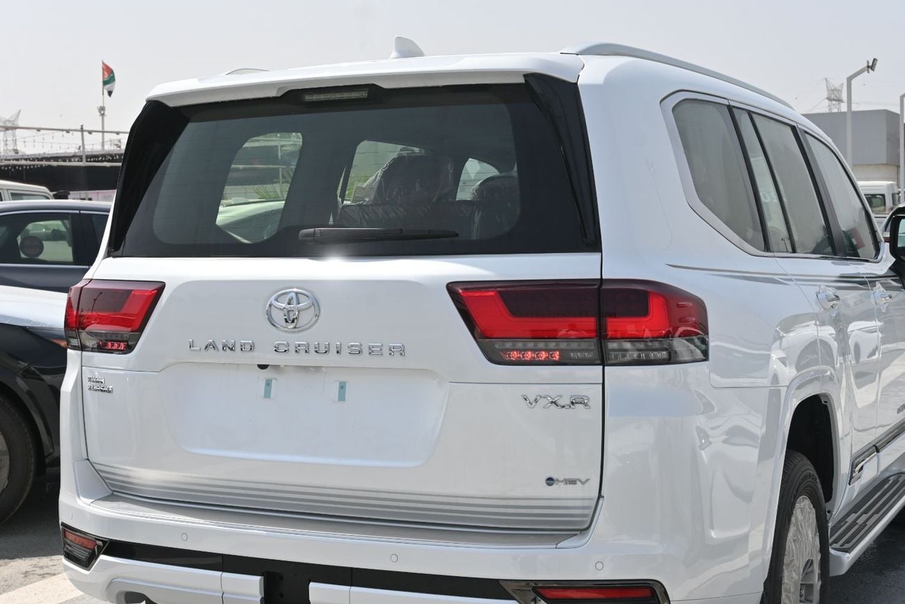 تويوتا لاند كروزر VXR تويوتا لاند كروزر VX-R موديل 2026، محرك هجين V6 سعة 3.5 لتر بشاحن توربيني مزدوج، دفع رباعي، اللون أب