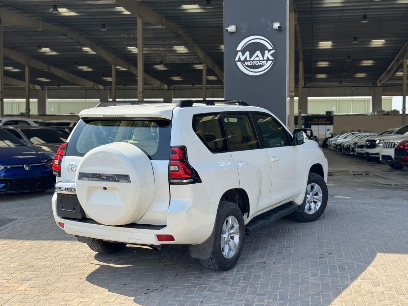 تويوتا برادو Std 4.0L V6 4.0L / GCC / 4X4 / BIG SCREEN / FRIDGE / 7 SEATER / IN PERFECT CONDITION