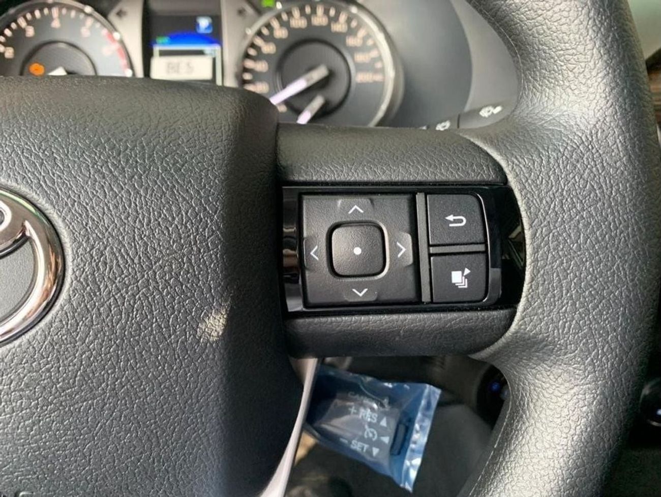 تويوتا هيلوكس TOYOTA HILUX SR5 2.7L V4 WITH PUSH START & REAR CAMERA