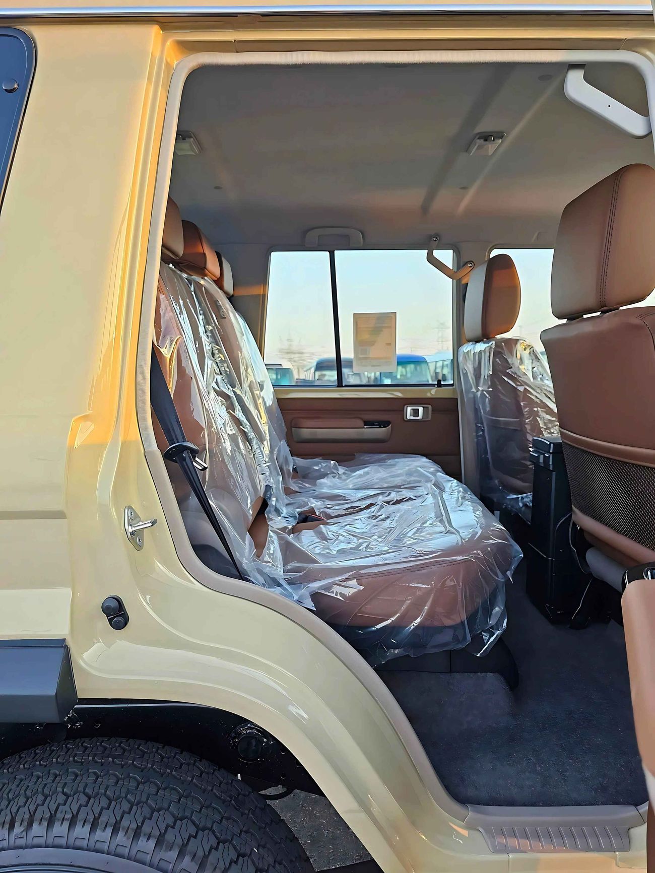 Toyota Land Cruiser 70 /4.0L PETROL A/T / TOP VARIANT / DIFF LOCK / REFRIGETOR / FULL OPTION / CODE#68081