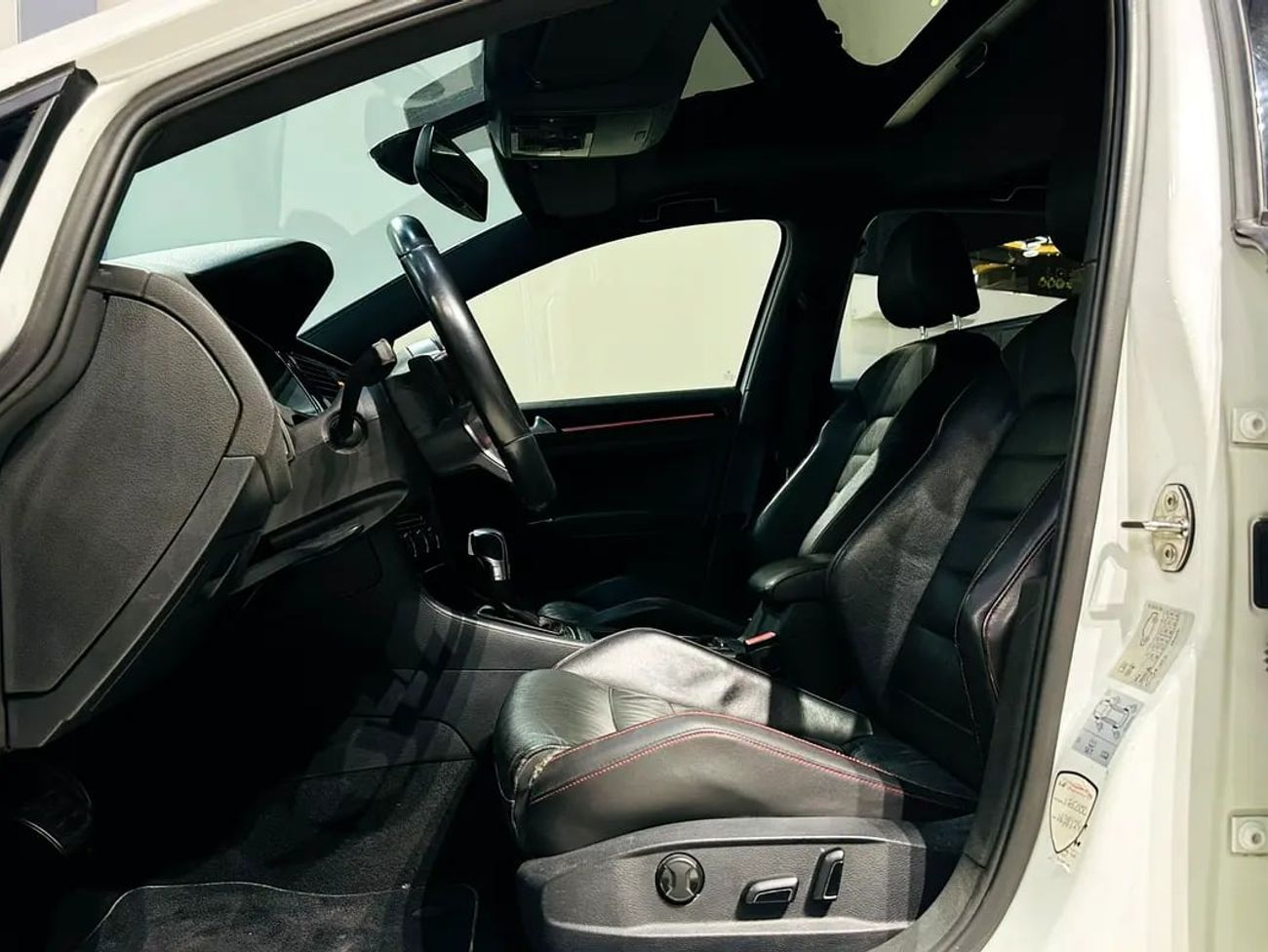 Volkswagen Golf GTI GCC SPECS FULLY MODIFIED 450HP WITH CARBON FIBER HOOD AND FENDERS