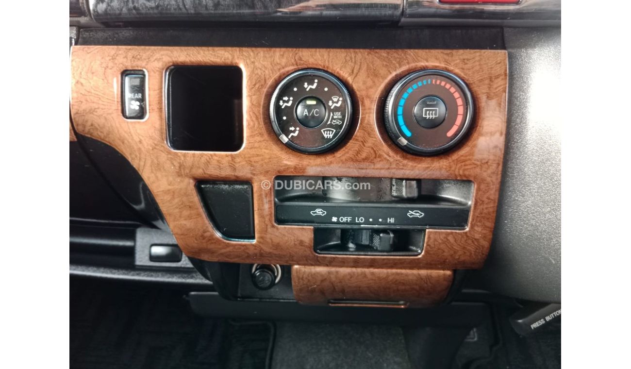Toyota Hiace TOYOTA HIACE VAN RIGHT HAND DRIVE (PM1617)