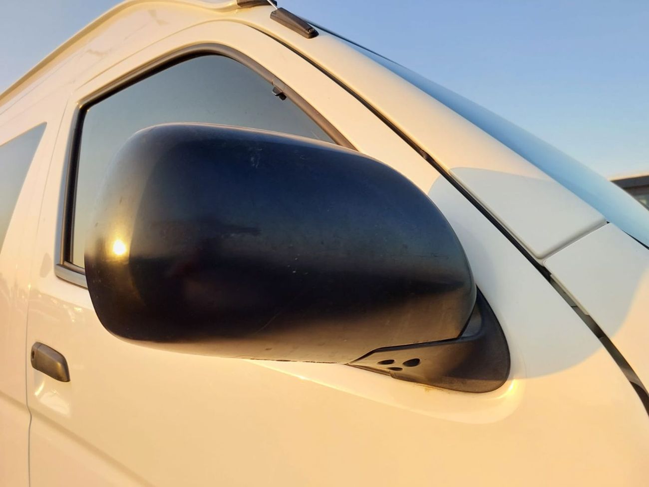 Toyota Hiace TOYOTA HIACE COMMUTER VAN RHD 2018 MODEL 3.0 L DIESEL AUTOMATIC(PM36171)