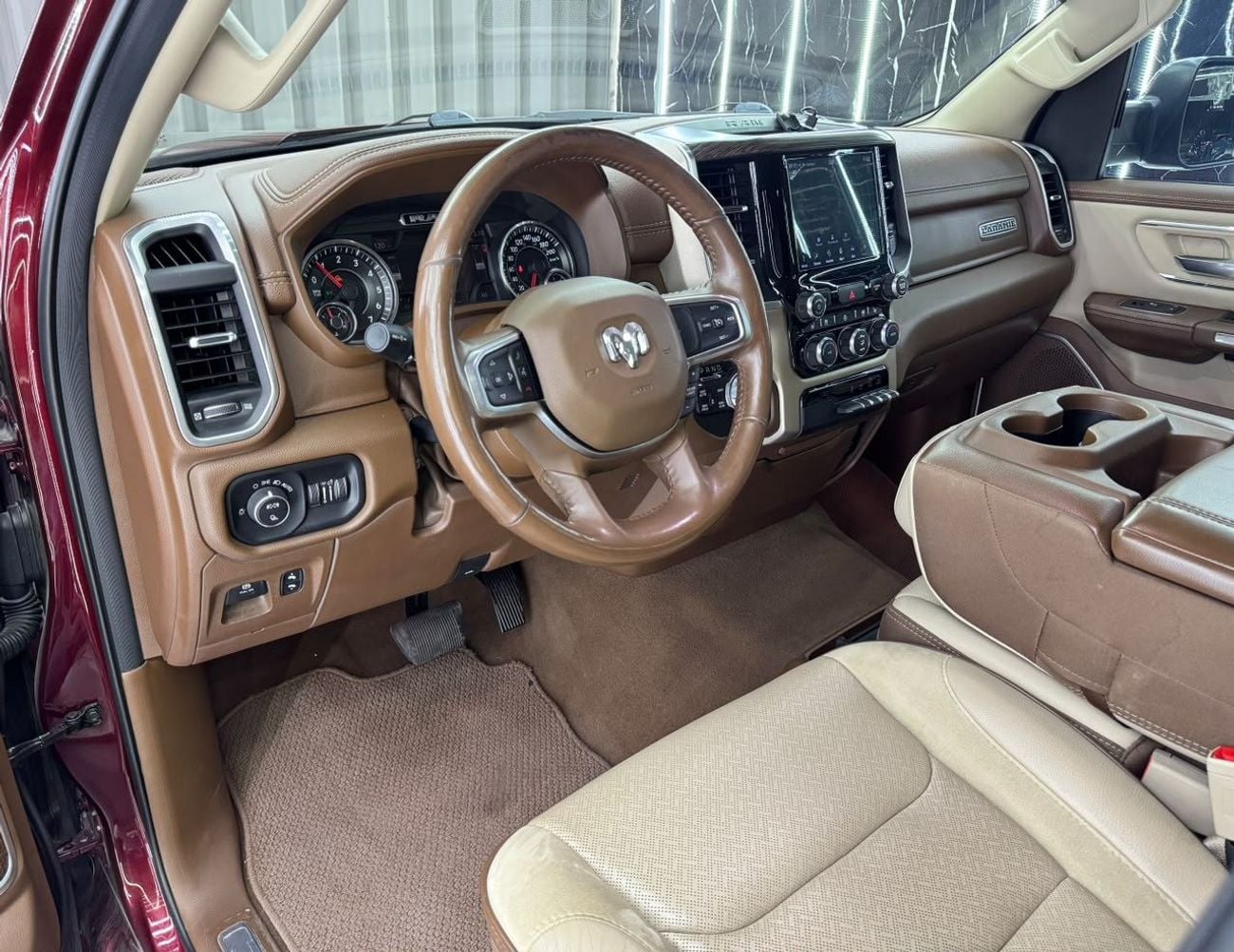 رام 1500 LARAMIE CREW 2020 RAM 1500 Laramie 5.7L HEMI V8 | 4x4 | GCC Ready | Luxury Pickup