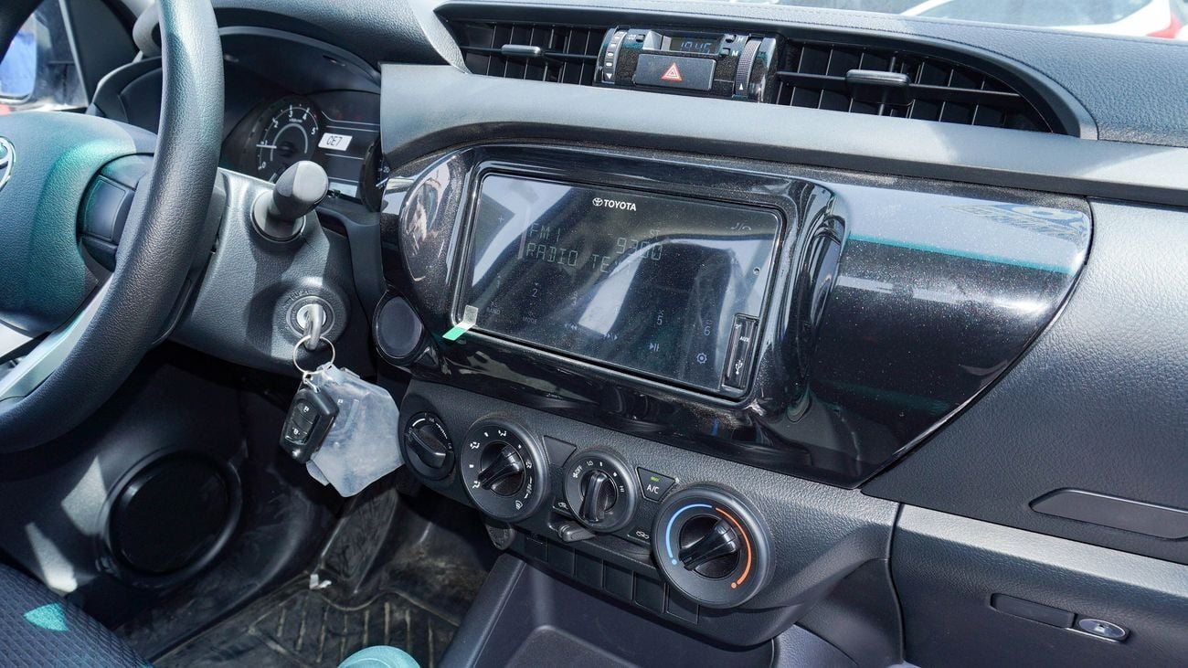 تويوتا هيلوكس GLX 2.4L DIESEL 4WD M/T