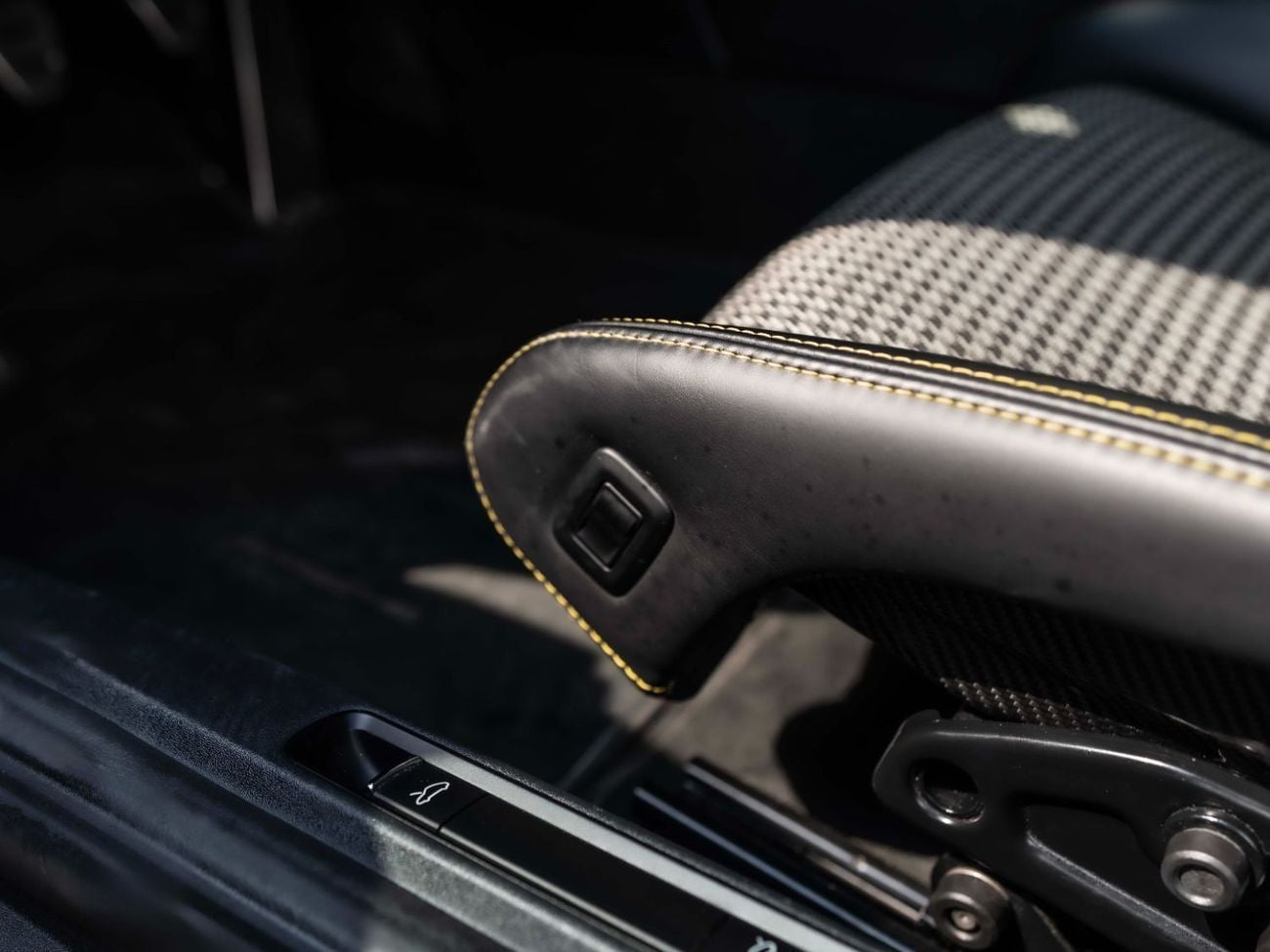 بورش كايمان 718 GT4 4.0L (420 HP) M/T