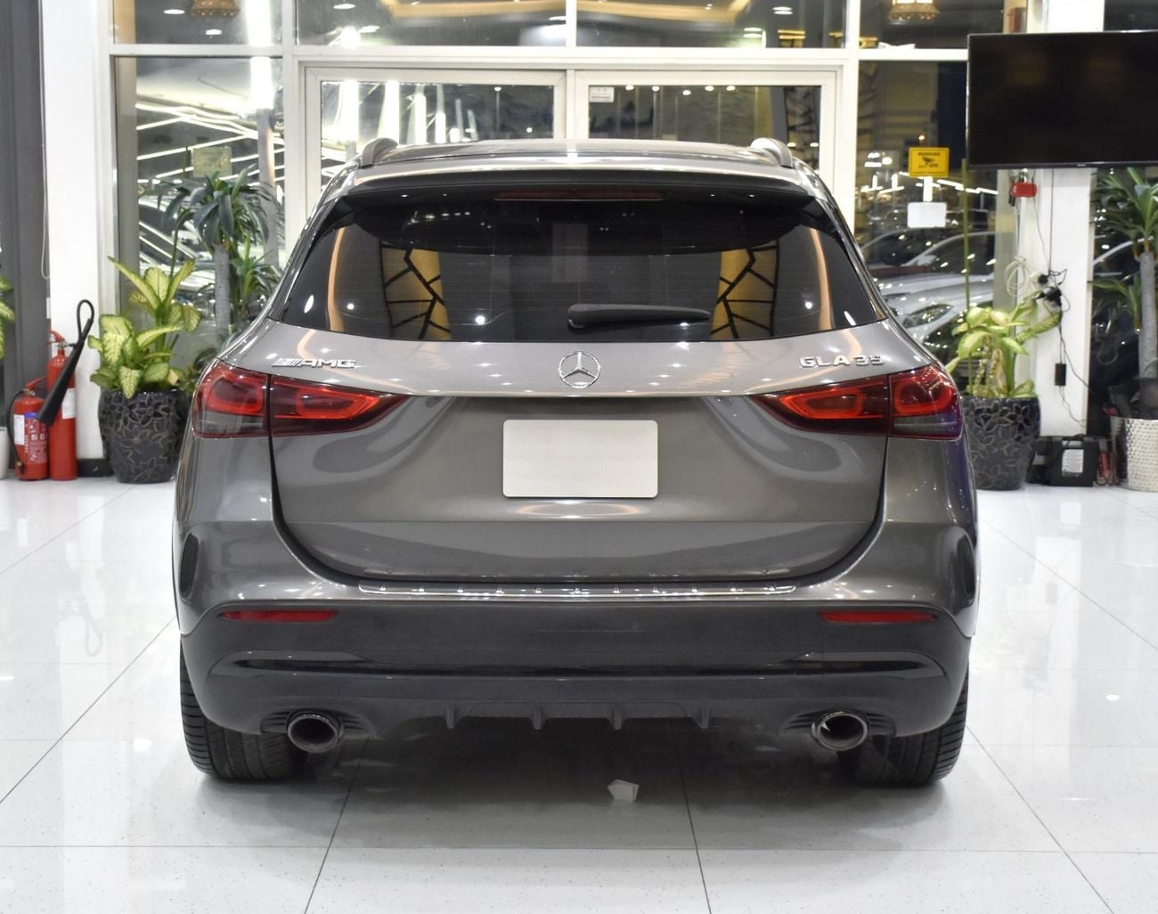 مرسيدس بنز GLA 35 AMG 4MATIC عرض ممتاز لسيارة مرسيدس بنز GLA35 AMG (موديل 2022) باللون الرمادي وبمواصفات أمريكية