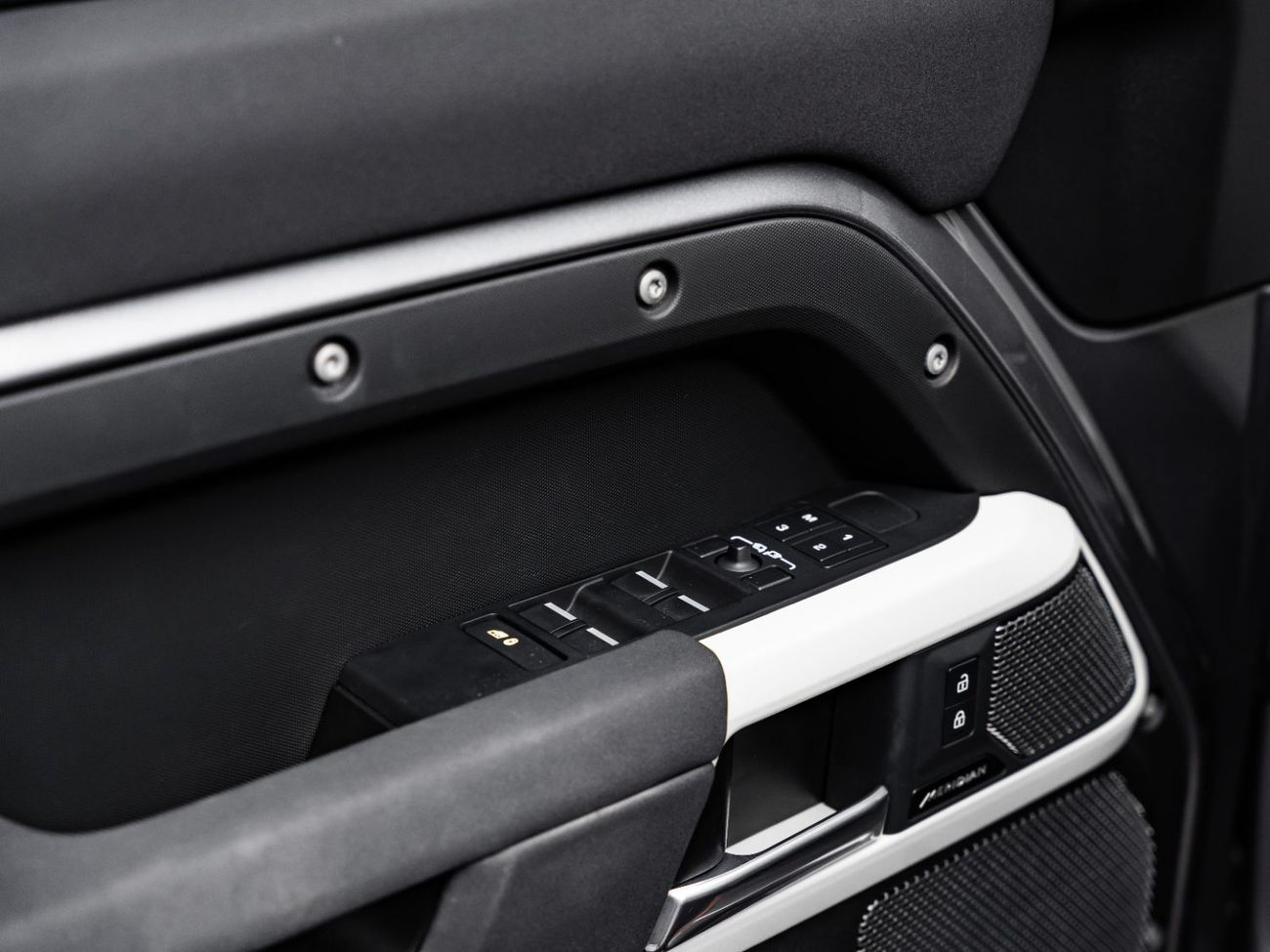 لاند روفر ديفندر 2023 Land Rover Defender 110 P300 SE, 2.0 TC I4 4WD, 300bhp, 8 Speed Auto